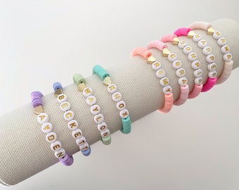Pulsera con nombre y dije de corazón Heishi / pulseras Heishi con palabras personalizadas / pulseras con dijes / pulseras de cuentas / pulseras de colores / cuentas Heishi