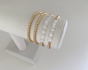 Le nom du bracelet | Bracelet plaqué or 14 carats | bracelets perlés d’or | empilage de bracelets | Bracelets nominatifs | bracelets nominatifs perlés