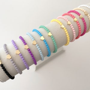 Pulseira de empilhamento de pingentes de coração de ouro | pulseiras de contas de ouro | pulseiras de pingentes | pulseiras de contas coloridas | pulseiras de contas | pulseira de coração