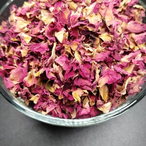 Könnte beinhalten: Eine Glasschüssel gefüllt mit getrockneten Rosenblüten. Die Blütenblätter sind eine Mischung aus Rosa und Beige.