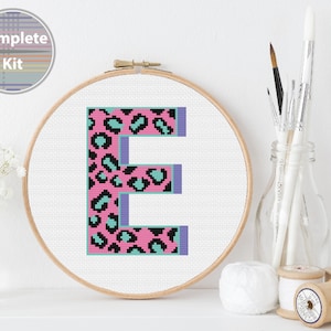 Letter E leopard print cross stitch kit, patrón para principiantes, impresión animal moderna, vivero de niños, vida silvestre, regalo de baby shower, artesanías monogramas