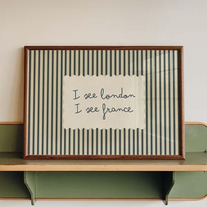 Impresión con frase "Veo Londres, veo Francia", arte minimalista para baño, rayas retro