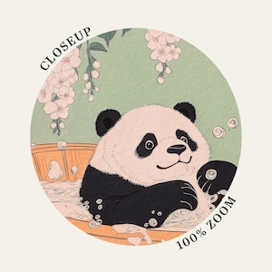 Op de afbeelding: Een zwart-witte pandabeer zit in een houten bad vol met bubbels. De panda glimlacht en heeft zijn poten op de rand van het bad gelegd. De achtergrond is een groen en wit bloemenpatroon.