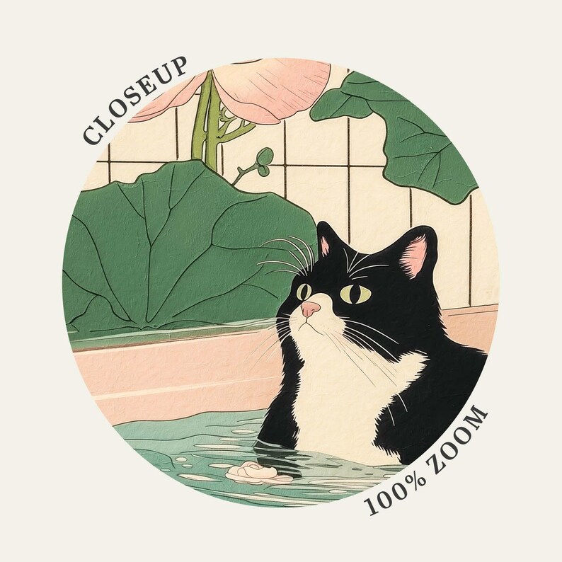 Op de afbeelding: Een zwart-witte kat met groene ogen zit in een badkuip gevuld met water en een roze bloem. De kat kijkt naar rechts in de afbeelding. De achtergrond is een roze bloem en groene bladeren.