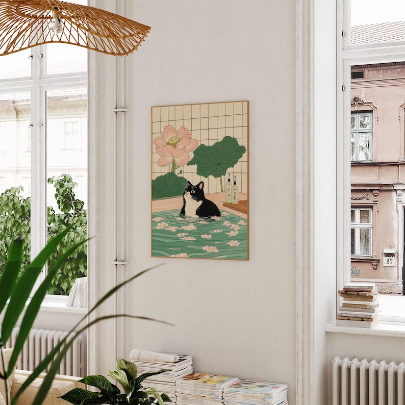 Op de afbeelding: Een zwart-witte kat met groene ogen zit in een zwembad met roze lotusbloemen. De kat wordt omringd door groene waterlelies en het water is lichtblauw. De achtergrond is lichtbeige met een rasterpatroon.