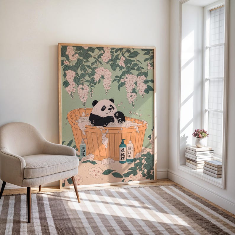 Op de afbeelding: Een zwart-witte pandabeer die een bad neemt in een houten badkuip met bubbels. De badkuip is omringd door groene bladeren en roze bloemen. De panda houdt een klein wit handdoek vast. Er zijn drie flessen badproducten in de badkuip.