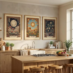 Puede incluir: Tres impresiones art&iacute;sticas enmarcadas que representan temas celestiales: la luna, el sol y las estrellas. Cada impresi&oacute;n presenta ilustraciones detalladas con elementos florales y bot&aacute;nicos, sobre un fondo neutro. Las impresiones se exhiben en una cocina.