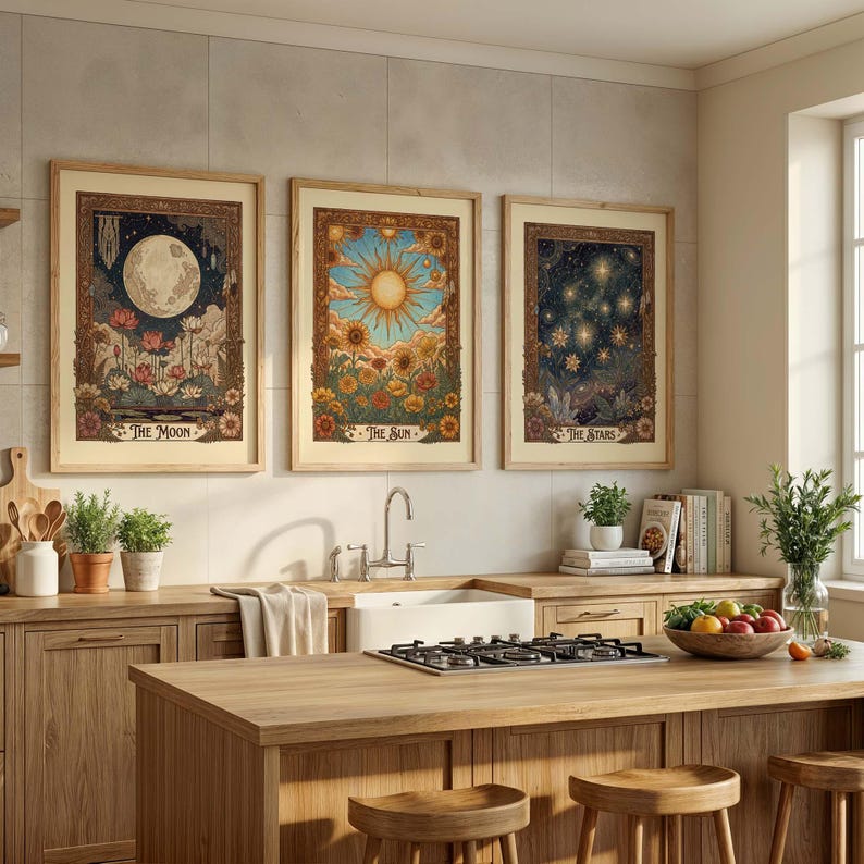 Puede incluir: Tres impresiones art&iacute;sticas enmarcadas que representan temas celestiales: la luna, el sol y las estrellas. Cada impresi&oacute;n presenta ilustraciones detalladas con elementos florales y bot&aacute;nicos, sobre un fondo neutro. Las impresiones se exhiben en una cocina.