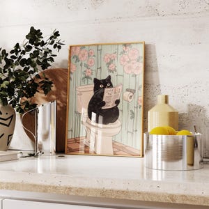 Pode incluir: Uma ilustra&ccedil;&atilde;o enquadrada de um gato preto sentado em um vaso sanit&aacute;rio lendo um jornal, com flores rosas e bambu verde.