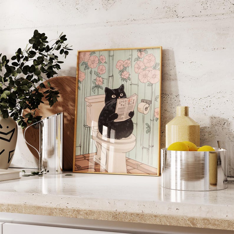 Pode incluir: Uma ilustra&ccedil;&atilde;o enquadrada de um gato preto sentado em um vaso sanit&aacute;rio lendo um jornal, com flores rosas e bambu verde.