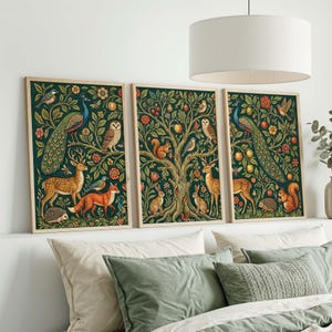 Puede incluir: Conjunto de tres láminas artísticas enmarcadas con un fondo verde oscuro y una detallada ilustración de un árbol y varios animales. La obra incluye un pavo real, un ciervo, un zorro, un búho, una ardilla y pájaros, con marcos de madera clara.