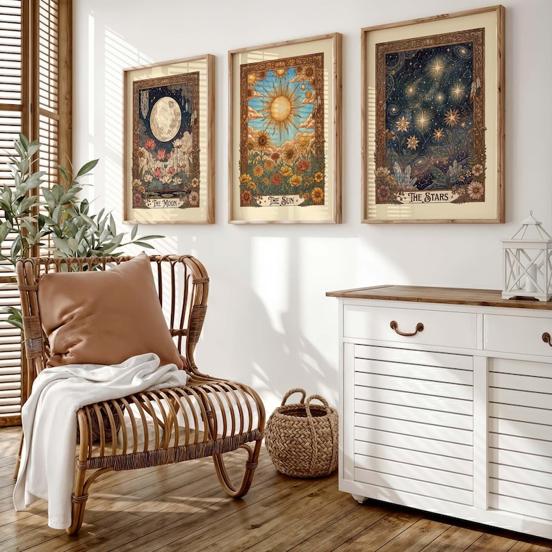 Puede incluir: Tres impresiones art&iacute;sticas enmarcadas con temas celestiales. Las impresiones representan la luna, el sol y las estrellas, cada una con intrincados detalles florales y bot&aacute;nicos. Los marcos son de un tono c&aacute;lido de madera natural.
