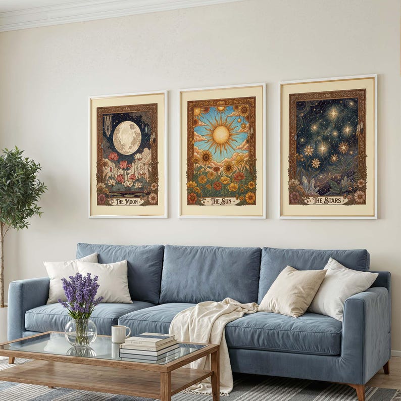 Puede incluir: Tres impresiones art&iacute;sticas enmarcadas que representan temas celestiales. La primera muestra una luna llena, la segunda un sol y la tercera una noche estrellada. Cada impresi&oacute;n tiene un borde decorativo y los t&iacute;tulos "The Moon", "The Sun" y "The Stars".