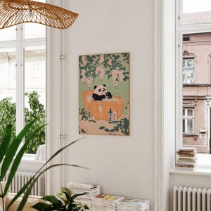 Op de afbeelding: Een digitale illustratie van een pandabeer die een bad neemt in een houten badkuip met bubbels. De panda is omringd door roze bloemen en groene bladeren. De tekst "本物" staat op een fles zeep.