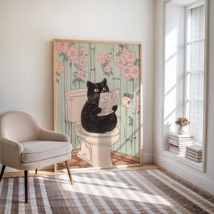Pode incluir: Um gato preto sentado em um vaso sanit&aacute;rio branco, lendo um jornal em um banheiro com papel de parede floral verde e rosa.