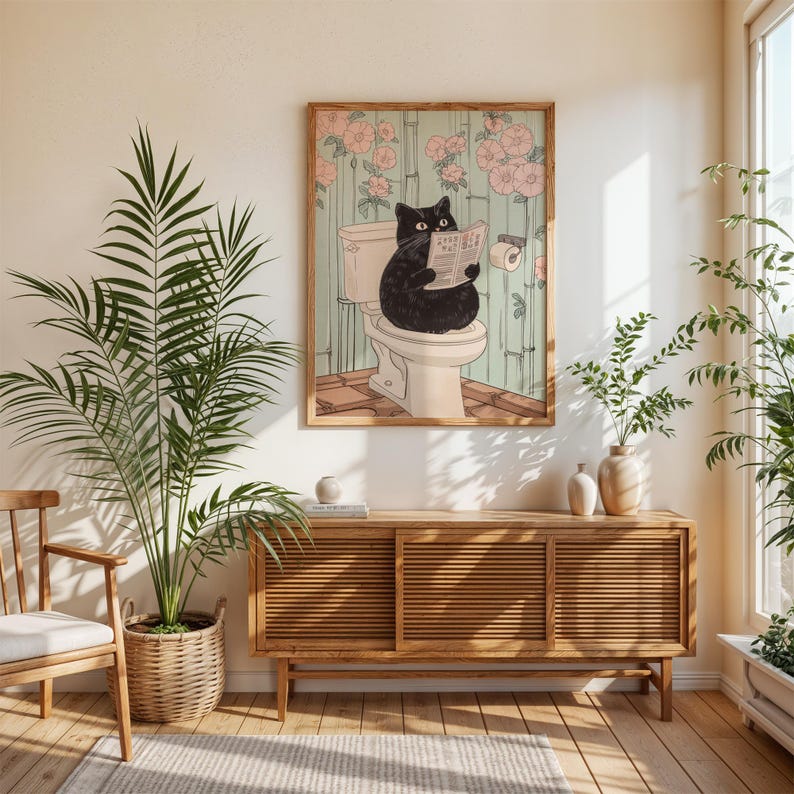 Pode incluir: Um gato preto sentado em um vaso sanit&aacute;rio branco lendo um jornal em um banheiro com papel de parede floral verde e rosa. O gato est&aacute; usando uma coleira preta. O vaso sanit&aacute;rio est&aacute; em um banheiro com piso de madeira e uma porta de madeira.