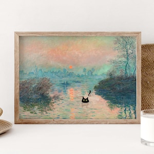 Könnte beinhalten: Ein gerahmter Kunstdruck, der eine ruhige Landschaft mit einem Sonnenuntergang über einem Fluss zeigt. Eine schwarze Katze schwimmt im Wasser. Das Kunstwerk befindet sich in einem Holzrahmen und hat einen weichen, impressionistischen Stil mit gedämpften Farben.