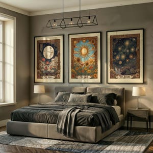 Puede incluir: Tres impresiones art&iacute;sticas enmarcadas que representan temas celestiales: la luna, el sol y las estrellas. Cada impresi&oacute;n presenta ilustraciones detalladas con elementos florales y el cuerpo celeste respectivo. La obra de arte cuelga sobre una cama con ropa de cama gris.