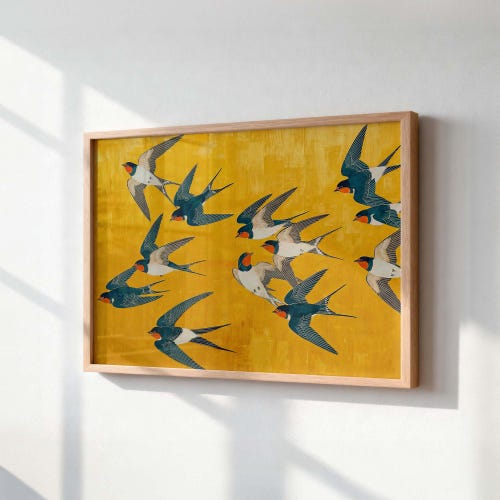 Affiche artistique représentant une hirondelle en vol, jaune moutarde et turquoise, illustration animalière de style vintage, format horizontal