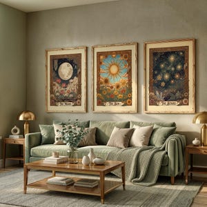 Puede incluir: Tres impresiones art&iacute;sticas enmarcadas que representan temas celestiales: la luna, el sol y las estrellas. Las impresiones presentan ilustraciones detalladas con elementos florales, exhibidas sobre un sof&aacute; verde.