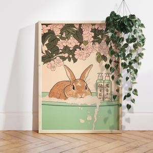 Coniglietto nella vasca da bagno, decorazione da bagno giapponese, stampa artistica di coniglio marrone, arte murale estetica, poster di fiori rosa, regalo unico per gli amanti dei conigli PS0723