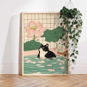 Op de afbeelding: Een zwart-witte kat ontspant in een badkuip gevuld met water en roze lotusbloemen. De kat kijkt omhoog en naar rechts. De badkuip is omringd door groene bladeren en een roze lotusbloem.