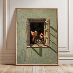 Può includere: Una stampa artistica incorniciata raffigurante una parete verde salvia testurizzata con una finestra in legno aperta. All'interno della cornice, una figura tiene un libro aperto e un piccolo annaffiatoio sopra una pianta in vaso.