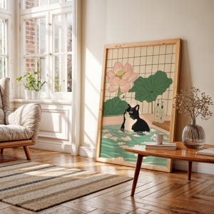 Op de afbeelding: Een zwart-witte kat ontspant in een badkuip gevuld met water en roze lotusbloemen. De sc&egrave;ne speelt zich af tegen de achtergrond van een traditionele Japanse kamer met een rasterpatroon.