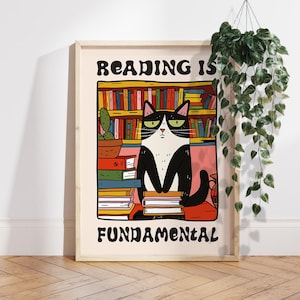 Stampa artistica da parete con gatto "La lettura è fondamentale", stampa artistica da parete con gatto divertente, stampa artistica da parete massimalista, stampa artistica da parete con libri, stampa artistica da parete con gatti e libri PS0564