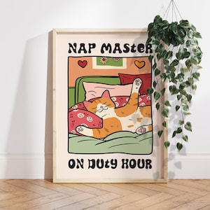 Könnte beinhalten: Eine bunte Illustration einer Katze, die in einem Bett schläft, mit dem Text "NAP MASTER ON DUTY HOUR".
