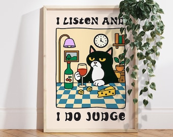 Puede incluir: Un gato blanco y negro con una expresión gruñona se sienta en una mesa con una copa de vino y un trozo de queso. El texto en el cartel dice "Escucho y juzgo".