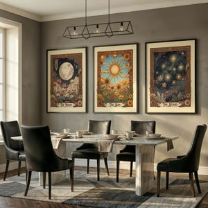 Puede incluir: Un comedor con tres impresiones art&iacute;sticas enmarcadas con temas celestiales: "La Luna", "El Sol" y "Las Estrellas". La habitaci&oacute;n incluye una mesa de m&aacute;rmol, sillas de cuero negro y una l&aacute;mpara moderna.