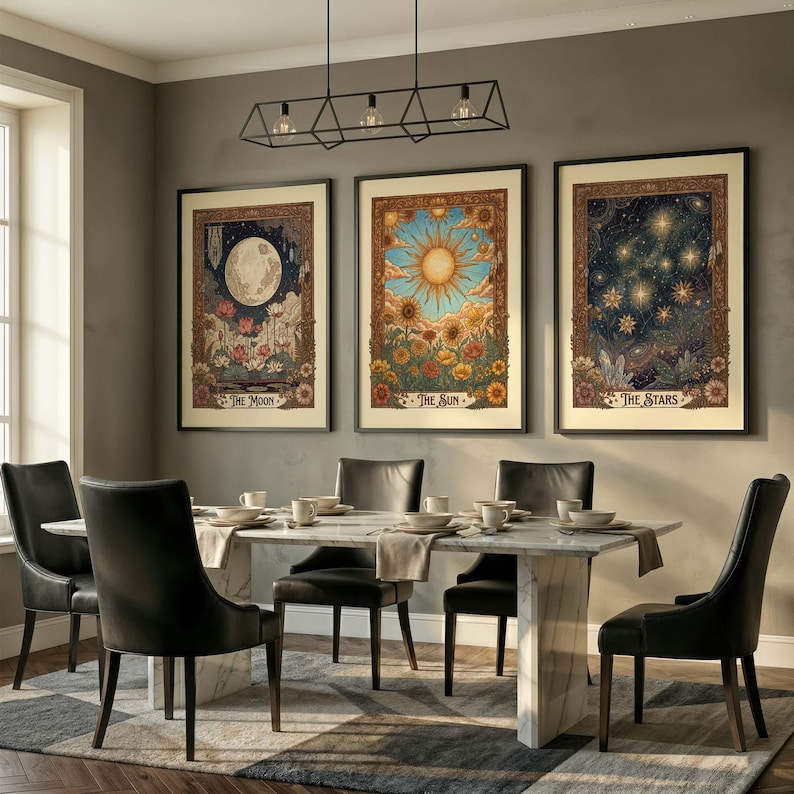 Puede incluir: Un comedor con tres impresiones art&iacute;sticas enmarcadas con temas celestiales: "La Luna", "El Sol" y "Las Estrellas". La habitaci&oacute;n incluye una mesa de m&aacute;rmol, sillas de cuero negro y una l&aacute;mpara moderna.