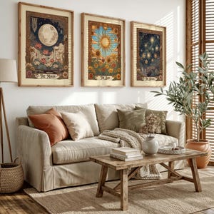 Puede incluir: Tres impresiones art&iacute;sticas enmarcadas que representan temas celestiales: la luna, el sol y las estrellas. Cada impresi&oacute;n presenta intrincados detalles florales y bot&aacute;nicos con una est&eacute;tica vintage. Las impresiones se exhiben sobre un sof&aacute; beige.