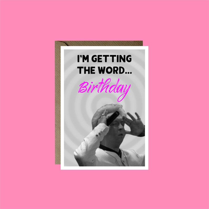 K&ouml;nnte beinhalten: Ein Schwarzwei&szlig;foto einer Person mit geschlossenen Augen und H&auml;nden &uuml;ber den Ohren. Der Text "I'M GETTING THE WORD... Birthday" ist in Schwarz und Pink auf wei&szlig;em Hintergrund geschrieben.