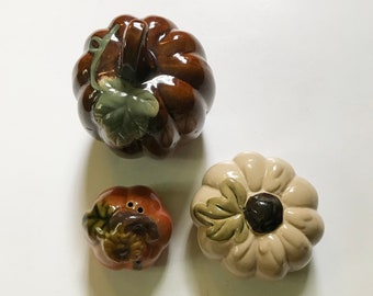 Trio jesiennej ceramicznej dekoracji dyniowej z lat 90. w kolorze brązowym, beżowym i pomarańczowym
