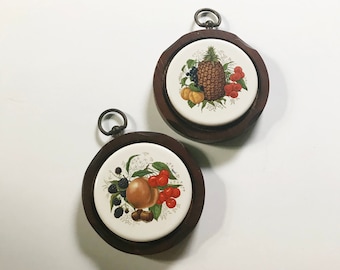 Para ceramicznych podstawek z brzoskwinią i ananasem na drewnie z lat 70. || Wiśnie, jeżyny, owoce borówki