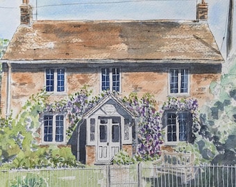Könnte beinhalten: Aquarellmalerei eines zweistöckigen Backsteinhauses mit braunem Dach und mehreren Fenstern. Das Haus ist von Grün umgeben, darunter blühende Weinreben und Bäume. Ein weißer Lattenzaun und ein Tor befinden sich im Vordergrund.