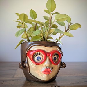 Keramische plantenbak met vliegeniersgezicht – handgebeeldhouwde plantenbak voor vrouwen, pot van geëmailleerd aardewerk