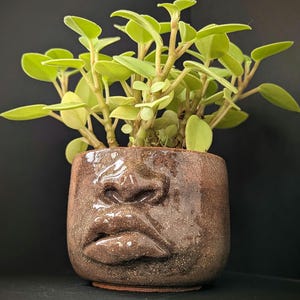 Cache-pot visage sculpté en grès – wyjątkowe dzieło