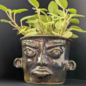 Cache-pot visage sculpté en grès – pièce Unique – finition irisée – poterie rzemieślnicze