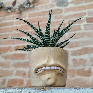 Cache-pot "bouche", sculpté et artisanal, en grès.
