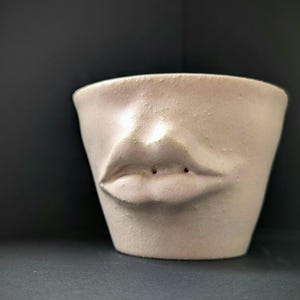 Cache-pot minimaliste, sculpté et artisanal, en grès