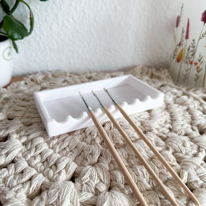 Borstelhouder, borstelsteun, borstelbank, kunst, kunstenaarsbenodigdheden, schilderbenodigdheden, tekenen, schilderen, kunstenaarsorganisator, knutselbenodigdheden, 3D-printen