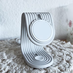 Puede incluir: Una taza de cerámica blanca con un asa negra y el texto "But First, Coffee" en negro en negrita. La taza está sobre una superficie de madera. La taza mide 10 cm de alto.