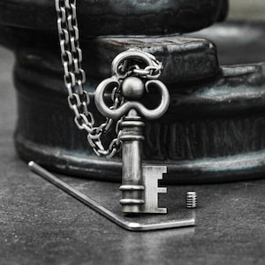 Minimalistyczny naszyjnik z urną Good Luck Key Propitious Silver, medalion z prochami zwierząt, wisiorek z miłością zmarłego, biżuteria pogrzebowa kremacyjna, mężczyźni i kobiety