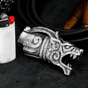 Estuche para encendedor Bic con relieve de tótem del Rey Lobo, plata 925 y latón, personalizado. Mini encendedor Bic con decoración de carcasa metálica. Accesorio portátil artesanal.