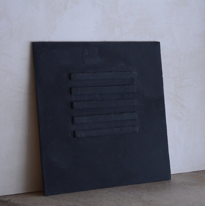Puede incluir: Una baldosa cuadrada gris oscuro con un patr&oacute;n en relieve de seis l&iacute;neas horizontales.