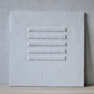 Puede incluir: Pintura blanca texturizada sobre lienzo con cinco l&iacute;neas horizontales en relieve en el centro.