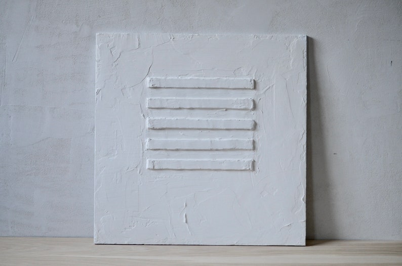 Puede incluir: Pintura blanca texturizada sobre lienzo con cinco l&iacute;neas horizontales en relieve en el centro.